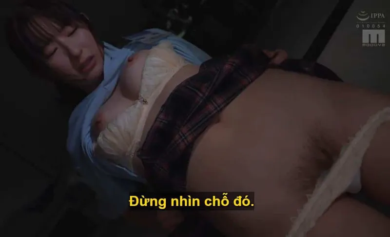 Ông chủ lập mưu đụ em nhân viên kiêu kỳ lười nhác, suốt ngày chỉ chăm chăm chat chit với người yêu.